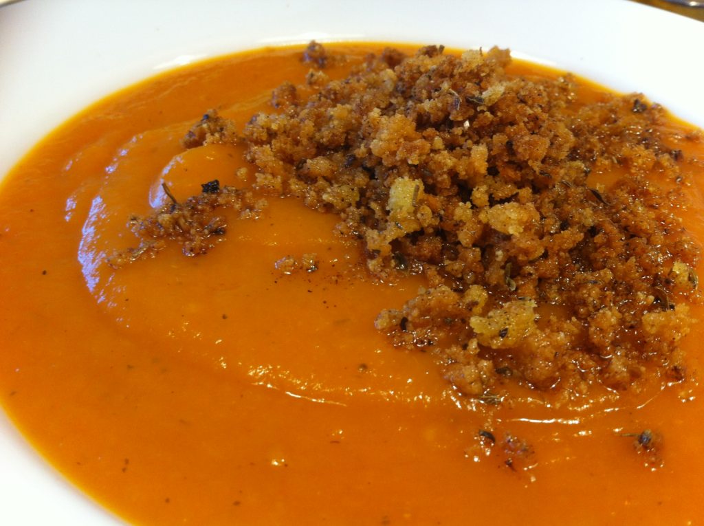 Kürbis-Tomaten-Suppe mit Brösel - Veganando